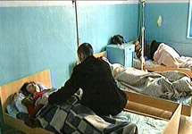 Пострадавшие от неизвестной болезни в одной из больниц Чечни. Кадр НТВ