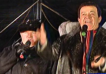Юрий Лужков и Иосиф Кобзон поют "Шолом Алейхем" на открытии ханукальных праздников в Москве на Манежной площади. Кадр НТВ