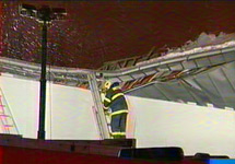 Обрушение крыши супермаркета в Чехии. Кадр НТВ