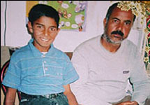 Мехмет Али Кочйигит и его отец. Фото с сайта ВВС