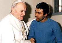 Папа Римский Иоанн Павел II и стрелявший в него Али Агджа. Фото АР