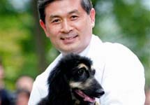 Хван Ву Сок с клонированной им собакой. Фото АР