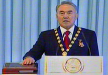 Нурсултан Назарбаев принимает президентскую присягу. Кадр 1 канала