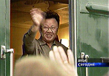 Ким Чен Ир в дверях своего бронепоезда. Кадр НТВ