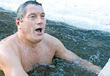 Виктор Ющенко купается в проруби. Фото с сайта партии ''Наша Украина''