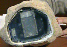 Английский шпионский камень , продемонстрированный в ЦОС ФСБ. Кадр РТР