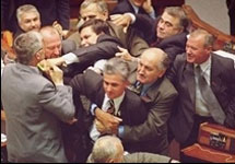 Драка между депутатами. Фото с сайта www.reestr.org
