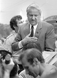 Борис Ельцин на многотысячном митинге демократических сил в Лужниках, 1989 год. Фото Д.Борко/Грани.Ру