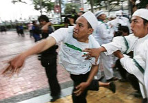 Исламисты забрасывают камнями датское посольство в Индонезии. Фото АР