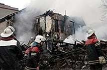 Взрывы в Луганске. Спасатели тушат пожар. Фото RHL
