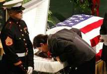 Похороны американского морпеха, убитого в Ираке. Фото с сайта YahooNews