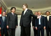 Встреча министров финансов "восьмерки". Алексей Кудрин приветствует западных коллег. Фото АР