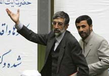 Голям Хусейн Эльхам и президент Ирана Махмуд Ахмадинеджад. Фото с сайта YahooNews
