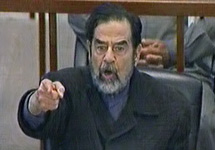 Саддам Хуссейн на заседании суда. Кадр НТВ