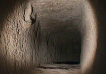 Подземный ход. Фото с сайта www.maat.ru