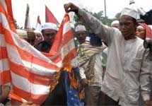 Мусульмане жгут американский флаг перед посольством США в Джакарте. Фото АР
