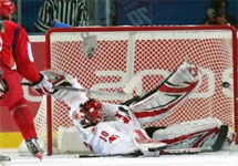 Хоккеист Овечкин забивает шайбу в ворота канадцев. Фото АР