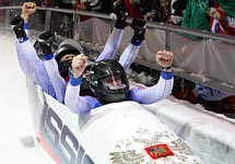 Экипаж Александра Зубкова выиграл серебро на Олимпиаде в Турине. Фото с сайта YahooNews