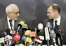 Вице-президент Ирана Голям Реза Агазаде и глава Росатома Сергей Кириенко. Фото с сайта www.ng.ru