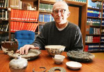 Профессор Гаральдур Сигурдсон демонстрирует некоторые из артефактов, найденных в ходе экспедиции. Фото с сайта www.projo.com