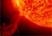 Вспышка на Солнце 25 октября 2003 года. Фото SOHO/NASA/ESA с сайта www.spaceflightnow.com/news/n0211/04soho/