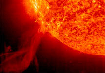 Вспышка на Солнце 25 октября 2003 года. Фото SOHO/NASA/ESA с сайта www.spaceflightnow.com/news/n0211/04soho/