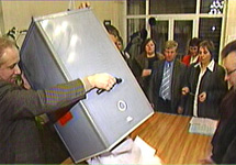 Подсчет голосов на избирательном участке. Кадр НТВ