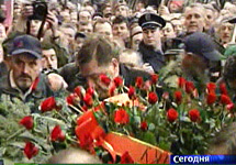 Доставка тела Слободана Милошевича в белградский морг. Кадр НТВ