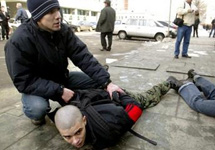 Сотрудник службы безопасности и задержанный участник протестной акции НБП у Сбербанка. Фото АР