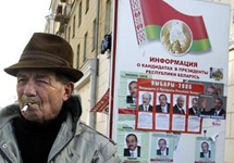 Белорусский избиратель на фоне информации о кандидатах. Фото АР