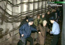 Пассажиров выводят из тоннеля метро в результате аварии на "зеленой" линии. Кадр НТВ