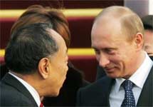Владимира Путина встретил в аэропорту Пекина глава МИДа КНР Ли Чжаосин. Фото АР