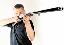 Человек с ружьем. Фото с сайта ''Комсомольской правды''