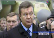 Виктор Янукович на авиационном предприятии. Кадр Вестей