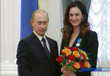 Владимир Путин награждает Елену Исинбаеву. Кадр Вестей