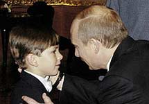 Владимир Путин с первоклассником. Фото с официального сайта президента