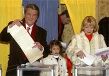 Виктор Ющенко с семьей голосует на парламентских выборах. Фото АР