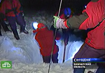 Поиск туристов, заваленных лавиной, на Камчатке. Кадр НТВ