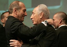 Шимон Перес поздравляет Эхуда Ольмерта с победой на выборах. Фото АР