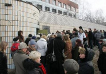 У стен минской тюрьмы люди ожидают известий об арестованных во время проведения акций протеста друзьях и родственниках. Фото АР