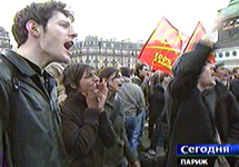 Молодежь в Париже на площади Республики реагирует на выступление Ширака по телевидению. Кадр НТВ