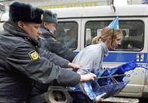 Милиция задерживает участников акции в защиту Байкала. Фото АР