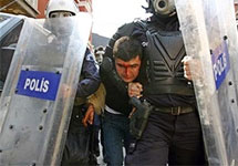 Полиция задерживает участника беспорядков, фото AFP