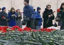 Цветы, принесенные к месту убийства сенегальского студента.  Фото с сайта  news.rin.ru