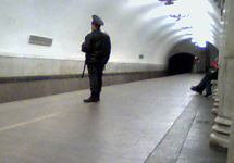 Милиционер в метро. Фото Д.Борко/Грани.Ру