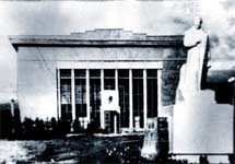  Здание Пантеона и памятник Сталину (конец 50-х годов). Фото с сайта memorial.krsk.ru