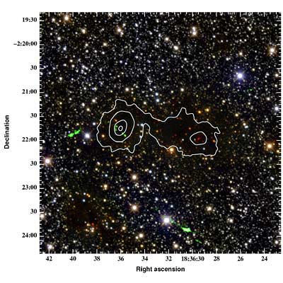 Область ISOSS J18364-0221 содержит два плотных ядра, в каждом из которых материи достаточно для образования по крайней мере одной массивной звезды. Фоновое изображение было получено с помощью 3,5-метрового телескопа Calar Altar в октябре 2003 года и июне 2004 года. Белые контуры очерчивают места скопления холодной пыли - эта информация получена на Телескопе Джеймса Клерка Максвелла в мае 2003 года. Изображение: Birkmann/Krause/Lemke (MPIA) с сайта ESA
