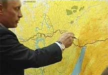Владимир Путин прокладывает маршрут нефтепровода в обход Байкала. Кадр Первого канала