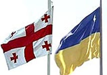 Флаги Украины и Грузии. Фото с сайта NEWSru.com