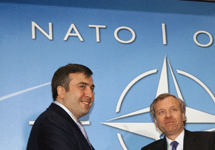 Михаил Саакашвили и генсек НАТО Яап де Хооп. Фото с сайта НАТО